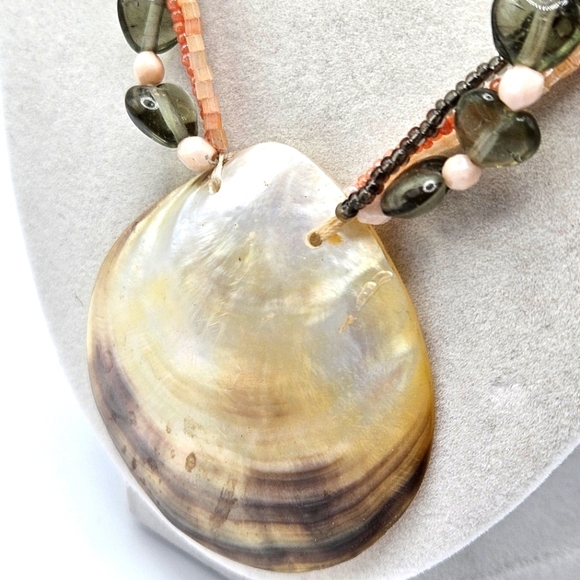 VINTAGE Genuine Shell Pendant Glass Bead Twisted Strands Necklace Ocean Beach - Picture 2 of 7